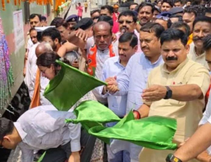 पश्चिम चंपारण को दो नई ट्रेनों की सौगात, नरकटियागंज से दरभंगा और सिकटा से मुजफ्फरपुर सेवा शुरू