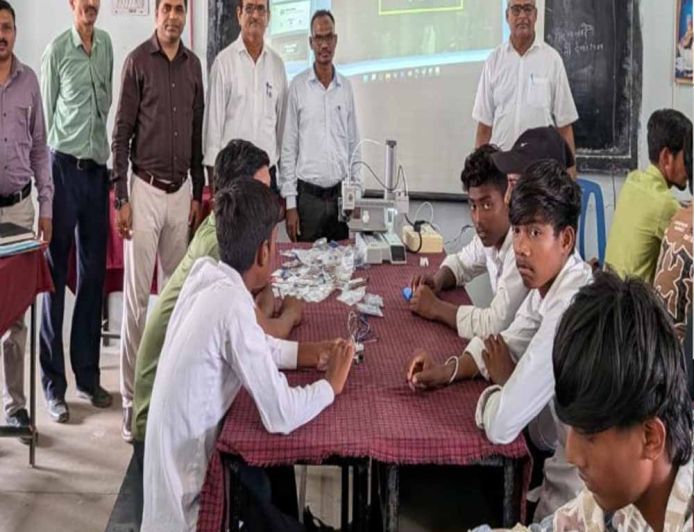 तकनीक की नई उड़ान: उन्मुखीकरण कार्यक्रम में विद्यार्थी सीख रहे AI, रोबोटिक्स और ड्रोन