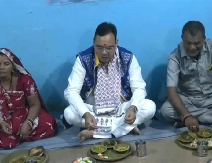 बांसवाड़ा में सीएम भजनलाल शर्मा का ग्रामीण अंदाज, जमीन पर बैठकर किया भोजन