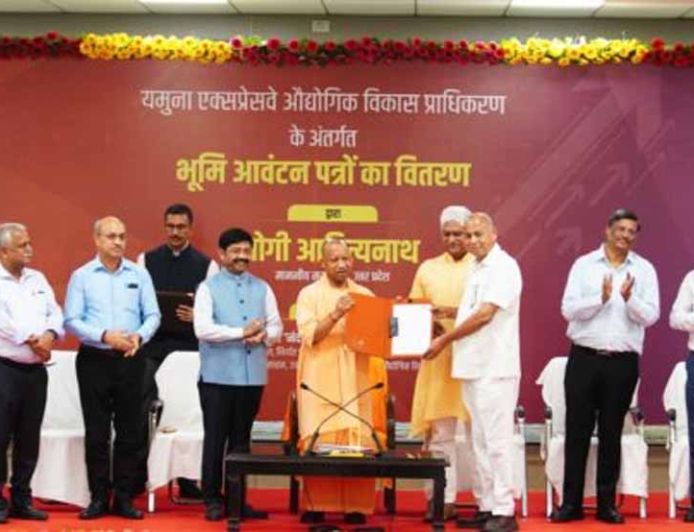मुख्यमंत्री योगी आदित्यनाथ ने 17 निवेशकों को सौंपे आवंटन पत्र