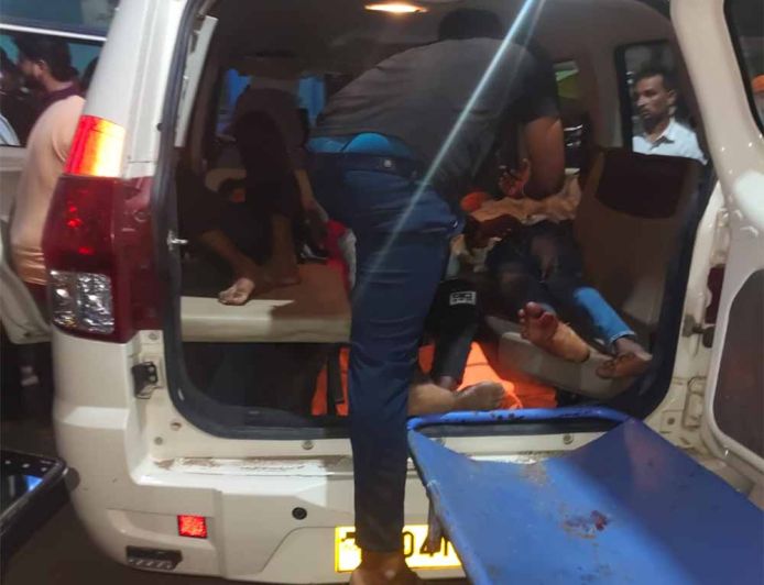 बड़वानी के डायल-112 हीरोज सड़क दुर्घटना में घायल 06 व्यक्तियों को त्वरित सहायता पहुँचाकर कराया अस्पताल में भर्ती