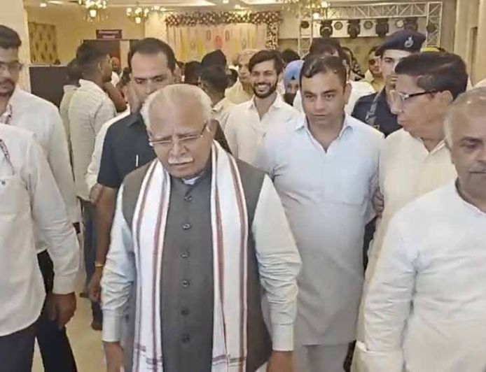 करनाल दौरे पर मनोहर लाल खट्टर ने नीलोखेड़ी क्षेत्र के विकास कार्यों की समीक्षा की