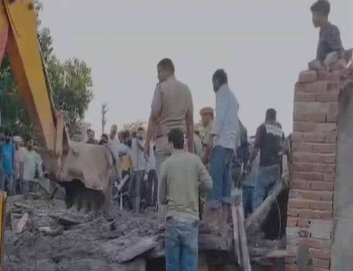जालंधर में जर्जर मकान ढहा, मलबे में दबकर मजदूर की मौत; तीन घायल