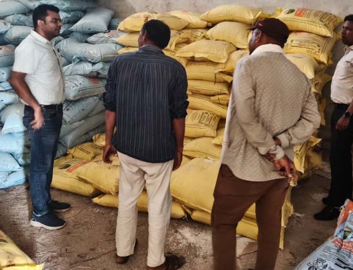 रायपुर : एक खाद दुकान का लाइसेंस निलंबित, कई विक्रेताओं को नोटिस मेसर्स लक्ष्मी ट्रेडर्स भखारा