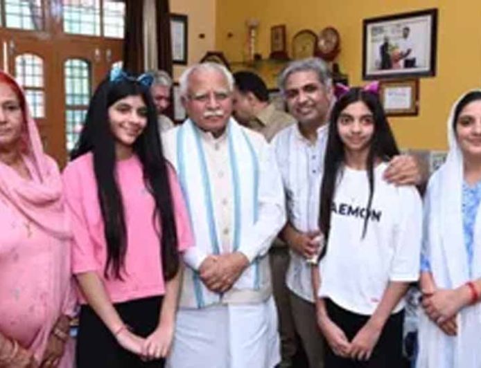 पूर्व CM खट्टर पहुंचे सुनील जागलान के घर, ‘सेल्फी विद डॉटर’ अभियान की जमकर सराहना
