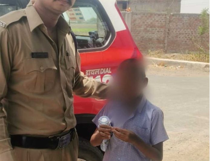 उज्जैन के डायल-112 हीरोज घर की राह भटके मानसिक रूप से अस्वस्थ बालक को सुरक्षित संरक्षण में लेकर थाने पहुँचाया