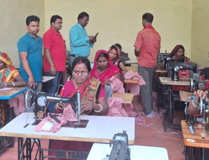 बिहार में जीविका दीदियों का कमाल, बगहा में तैयार हो रही 15 हजार बच्चों की पोशाक
