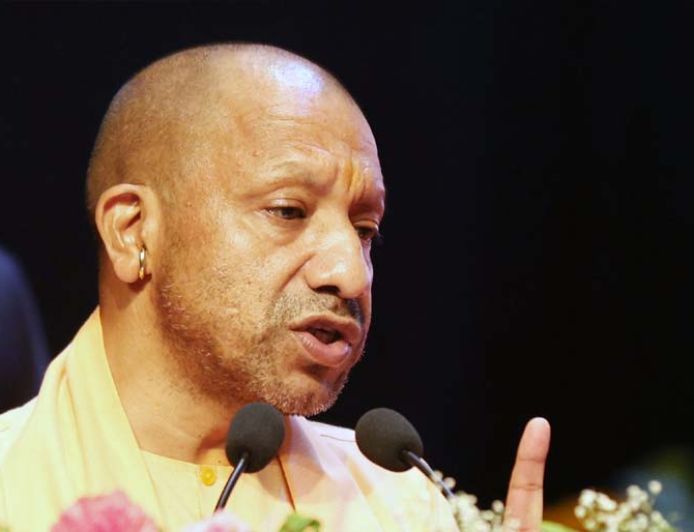 मऊ में CM योगी का सख्त संदेश, बोले- अब खुली जीप में असलहा लहराने की हिम्मत नहीं किसी माफिया में