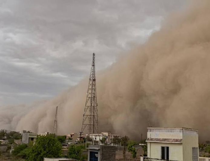 राजस्थान में रेत का खौफनाक बवंडर, दिन में छाया अंधेरा; सड़कों पर थम गई रफ्तार