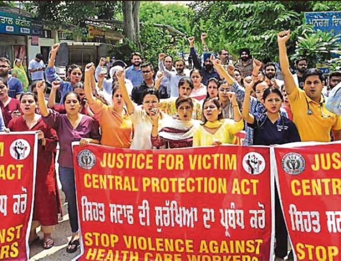 डेराबस्सी सिविल अस्पताल की OPD सेवाएं ठप, हमले के विरोध में धरने पर बैठे डॉक्टर