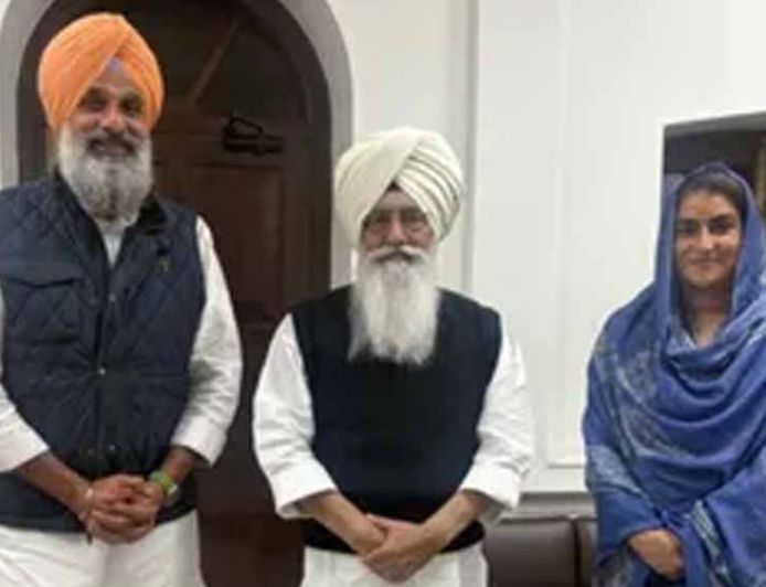 डेरा चीफ गुरिंदर सिंह ढिल्लों से मिले हरियाणा CM सैनी, राजनीतिक हलकों में चर्चाएं तेज