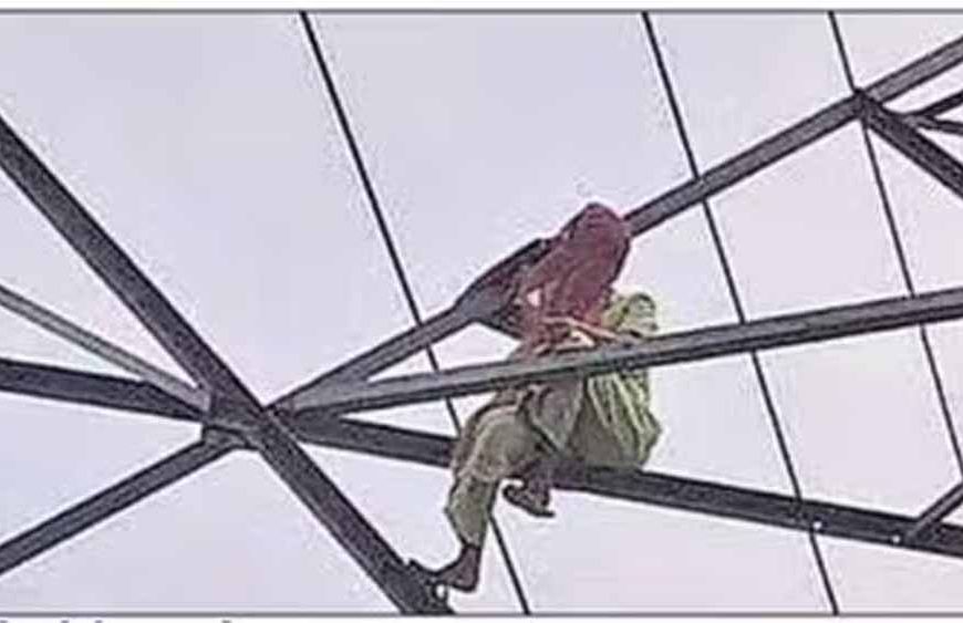 प्रेमी के घर जाने की जिद में हाईटेंशन पोल पर चढ़ी किशोरी, ढाई घंटे बाद पुलिस ने उतारा