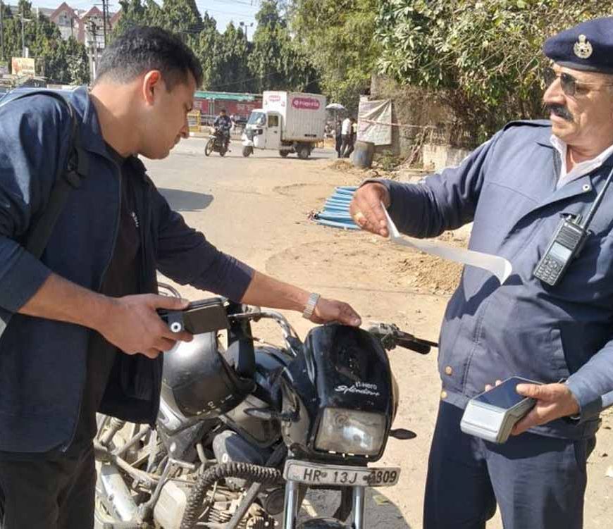 गुरुग्राम में ट्रैफिक पुलिस का बड़ा एक्शन, 26 चालानों वाली बाइक जब्त