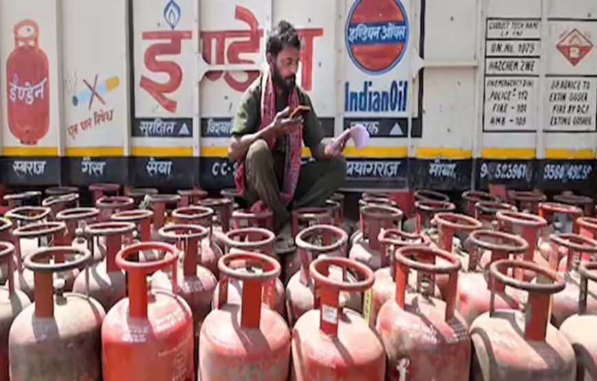 MP में कमर्शियल गैस सिलेंडर ₹993 महंगा, भोपाल में 3074, इंदौर में 3179 और ग्वालियर में 3296 में मिलेगा