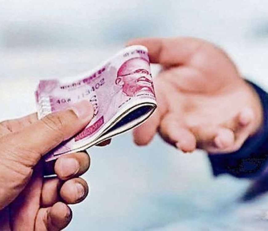 गोंडा में पंचायत सचिव 10 हजार रुपये की रिश्वत लेते रंगे हाथ गिरफ्तार