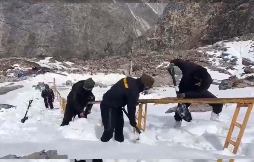 हेमकुंड साहिब में बिछी सफेद चादर, बर्फ काटकर रास्ता बनाने में जुटी सेना