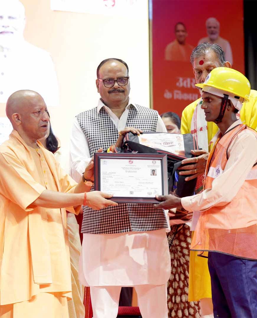 हर श्रमिक परिवार को मिलेगी स्वास्थ्य सुरक्षा: सीएम योगी