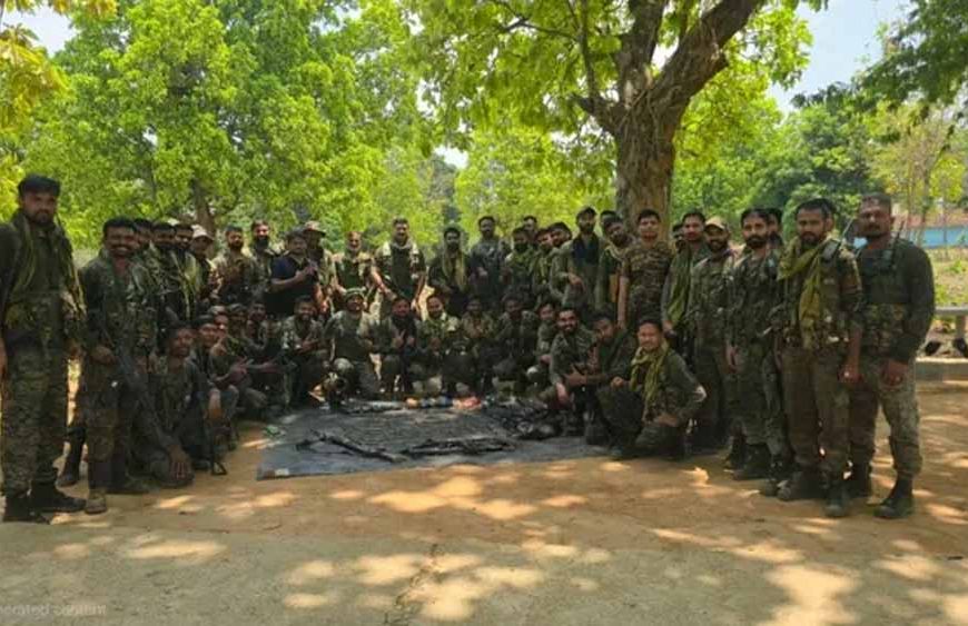 चाईबासा में नक्सल ऑपरेशन के दौरान भारी मात्रा में हथियार और विस्फोटक बरामद