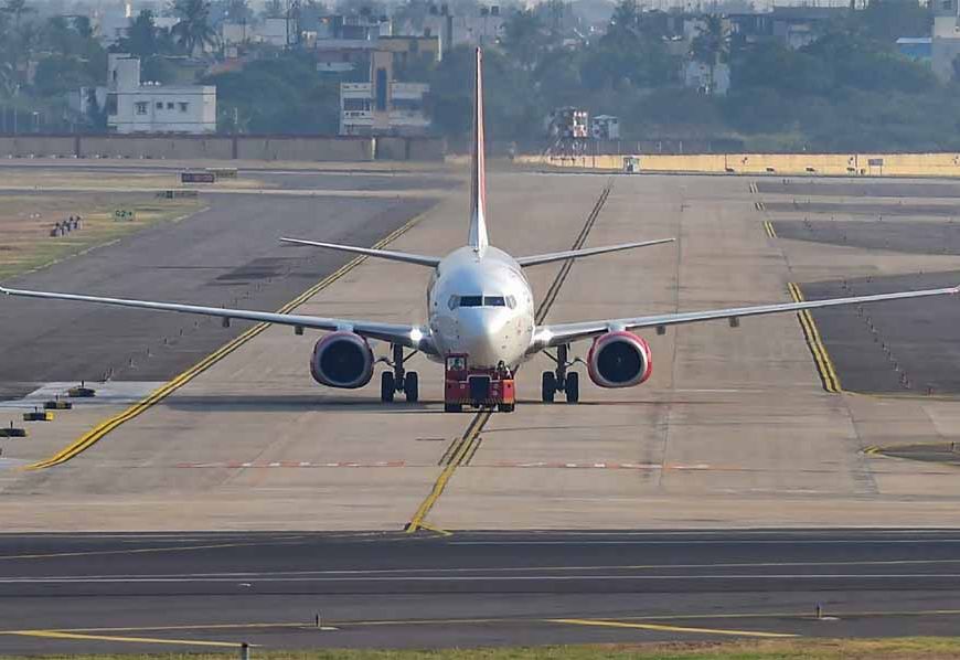 चेन्नई एयरपोर्ट पर हड़कंप, यात्री ने फ्लाइट से लगाई छलांग