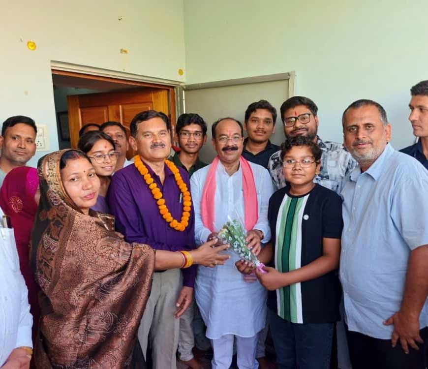 डिप्टी सीएम के सरप्राइज गिफ्ट से खिल उठी टॉपर अंशुल, 10वीं में 99% अंक से रचा कमाल