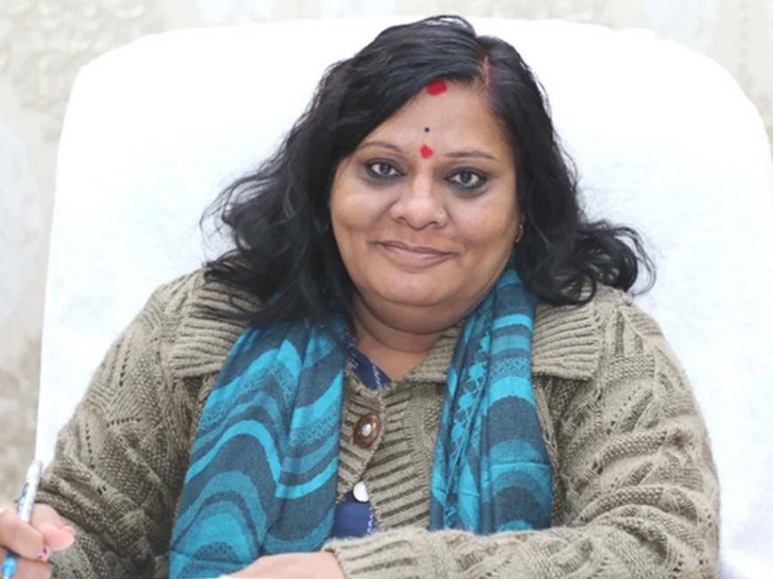 MP की लेडी अफसर लक्ष्मी गामड़ की पोस्ट पर हंगामा, 'थप्पड़ मारने वाला असिस्टेंट' की मांग