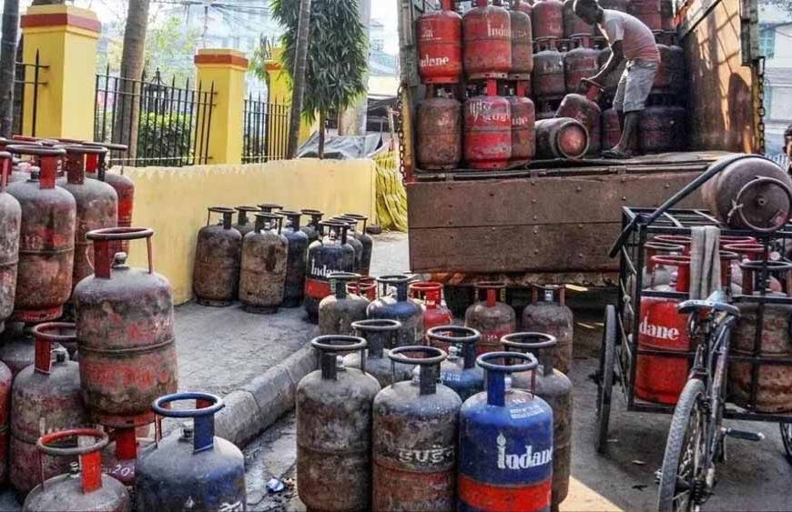 कमर्शियल गैस सिलेंडर महंगे: कारोबारियों पर बढ़ा दबाव, खाने-पीने की चीजें हो सकती हैं महंगी