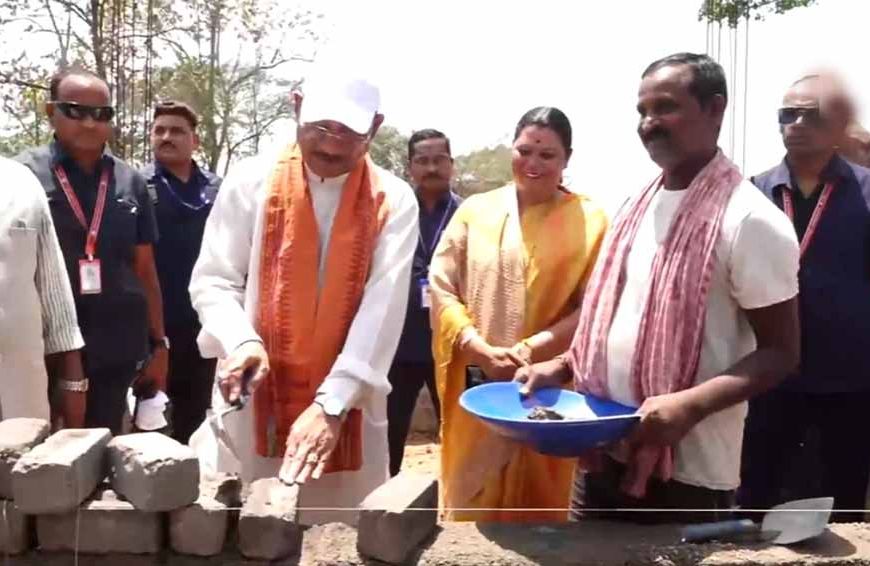 जशपुर के चंदागढ़ पहुंचे CM साय: PMAY हितग्राही के घर में ईंट रखकर बढ़ाया हौसला
