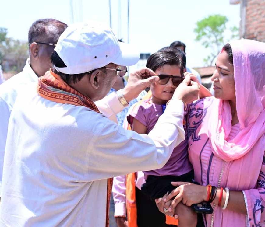 जब मुख्यमंत्री उतरे मैदान में: सुशासन तिहार में बच्चों संग खेला क्रिकेट, बढ़ाया हौसला