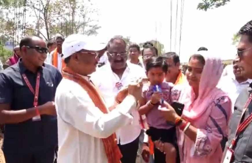 CM साय का स्नेहिल अंदाज: नन्हीं मानविका को गोद में उठाकर पहनाया चश्मा, बढ़ाया हौसला