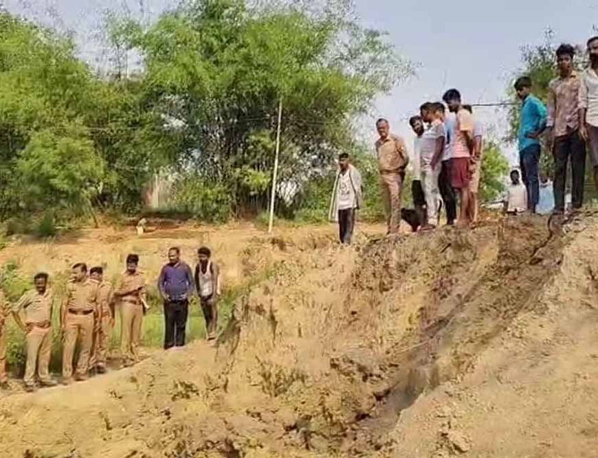 मिट्टी का कहर: 8 महिलाओं पर ढहा टीला, मां-बेटी समेत 3 की दर्दनाक मौत