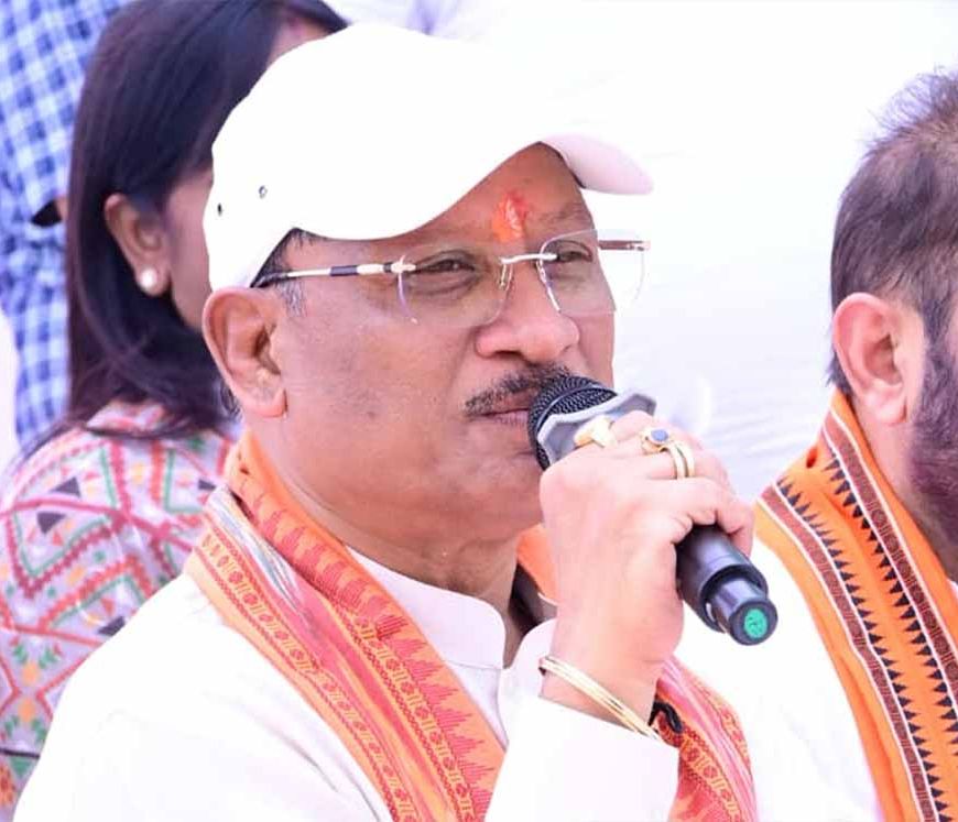 सरगुजा जिले के ग्राम सिलमा में अचानक उतरा मुख्यमंत्री  साय का हेलीकॉप्टर