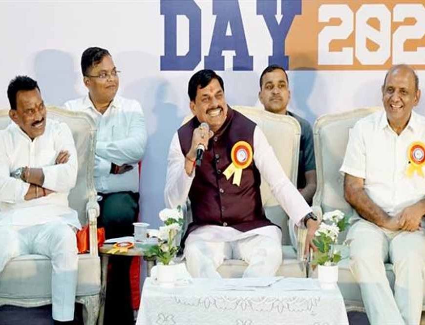 मुख्यमंत्री डॉ. यादव ने महू में विद्यार्थियों को प्लेसमेंट प्रमाण-पत्र किए वितरित