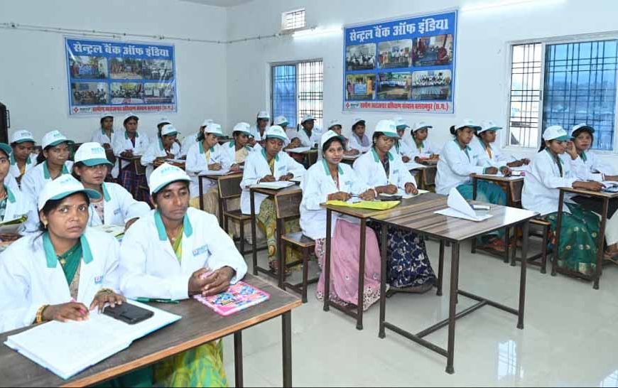 स्वरोजगार की राह पर बढ़ते कदम: मुख्यमंत्री ने RSETI में देखा ग्रामीण सशक्तिकरण का मॉडल