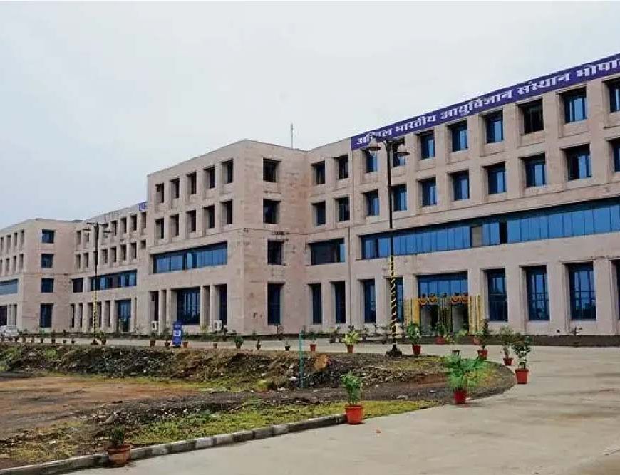 7 महीने से लकवाग्रस्त महिला को एम्स में नई जिंदगी, रीढ़ के रास्ते दी दवा से खुलीं नसें
