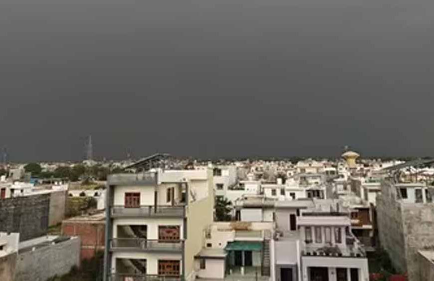 लखनऊ में तूफान का कहर: दिन में छाया अंधेरा, सैकड़ों पेड़ गिरे