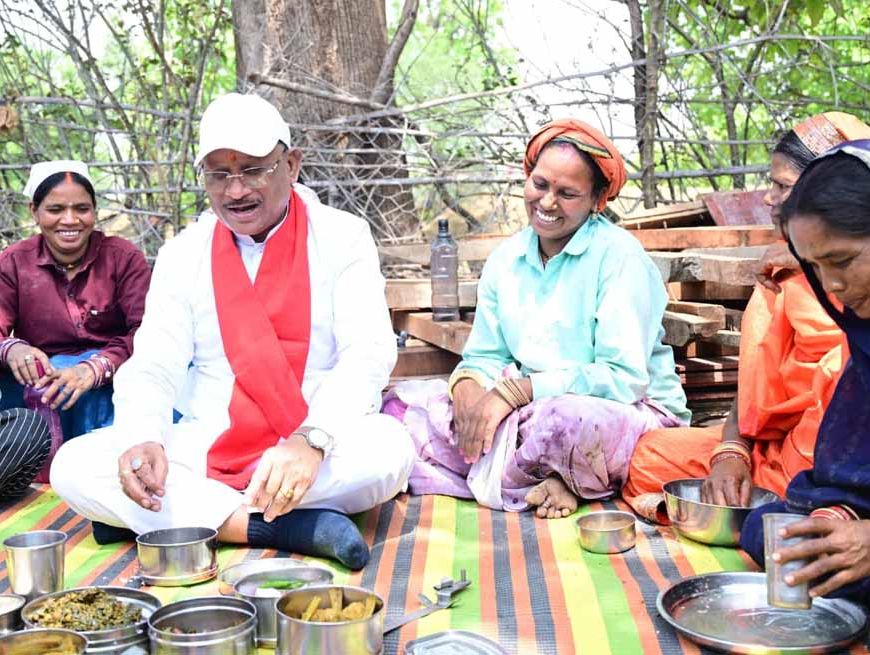 सीएम साय ने निर्माणाधीन पंचायत भवन में श्रमिकों के साथ बैठकर खाया बोरे बासी और आमा चटनी