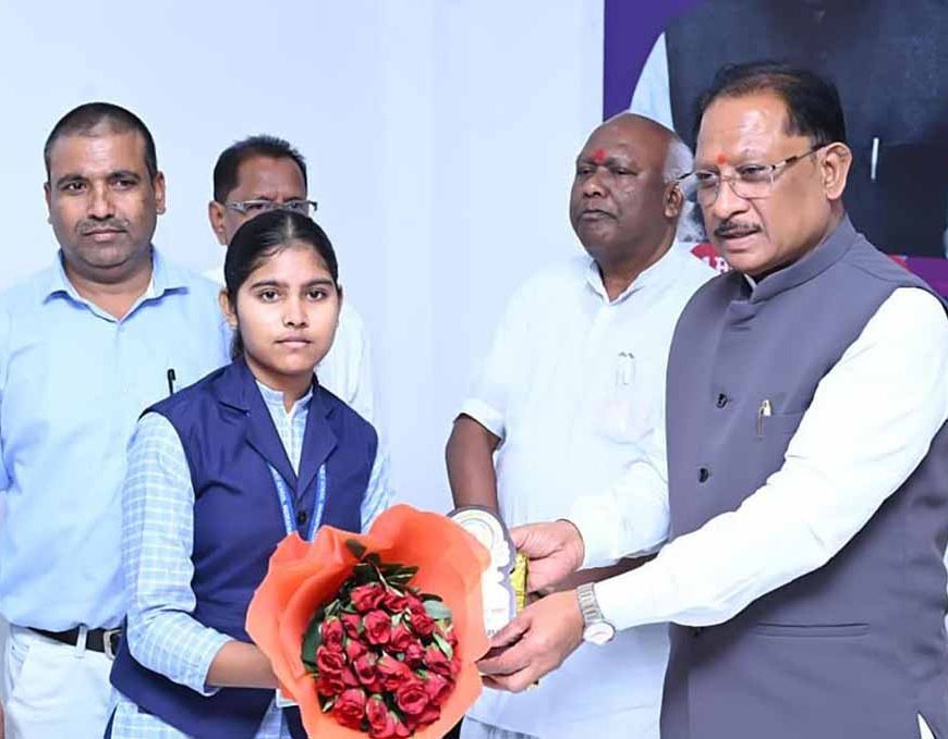 CM साय का संदेश: सपना देखो, लक्ष्य बनाओ और मेहनत करो- बलरामपुर में मेधावी छात्रों का सम्मान