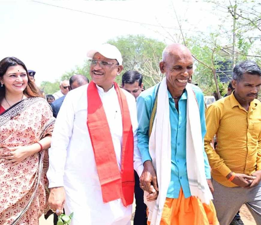 ग्रामीण के न्योते पर गृह प्रवेश करवाने पहुंचे मुख्यमंत्री साय
