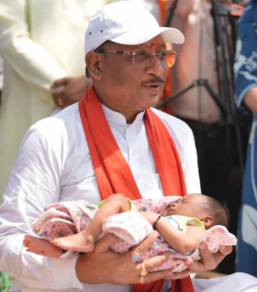 एक माह के शिशु को CM ने दिया नाम—‘रविशंकर’, खुशियों से झूम उठा गांव