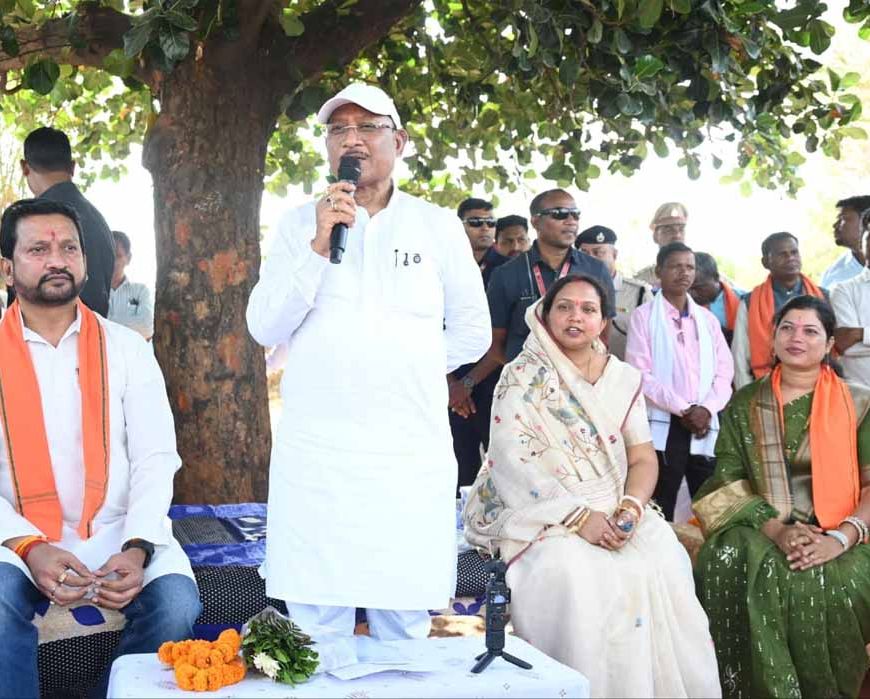 कटहल–गुलमोहर की छांव में सजी चौपाल, मुख्यमंत्री ने सरोधी में सुनी जनता की आवाज