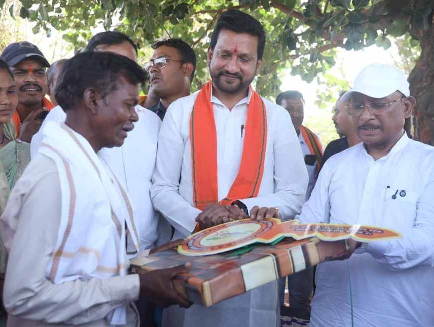 सुशासन तिहार: मुख्यमंत्री  विष्णु देव साय ने पीएम जनमन के हितग्राही को सौंपी खुशियों की चाबी