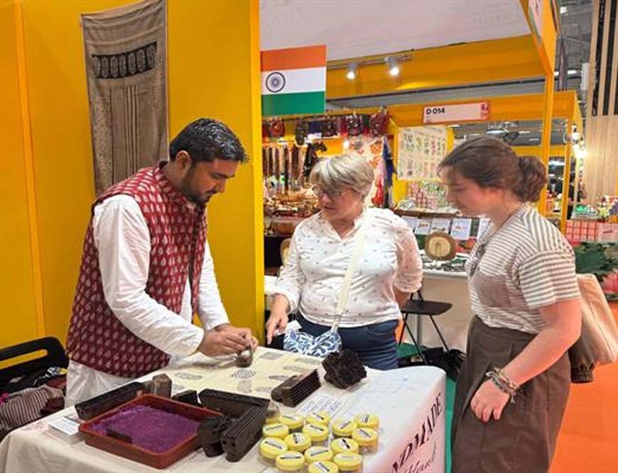 पेरिस में बिखरी मध्यप्रदेश के बाग प्रिंट की आभा