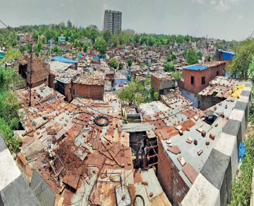 टूटी झुग्गियों पर नया विवाद: शासकीय कर्मचारियों ने भी आवास के लिए किया दावा