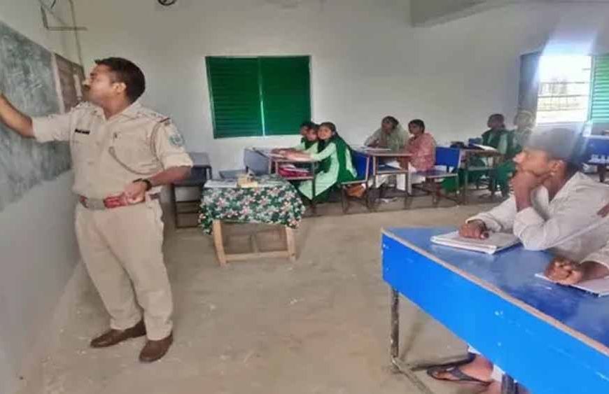 पलामू में बदलाव की मिसाल: थाना परिसर की कोचिंग से 25 छात्रों ने इंटर में 100% सफलता
