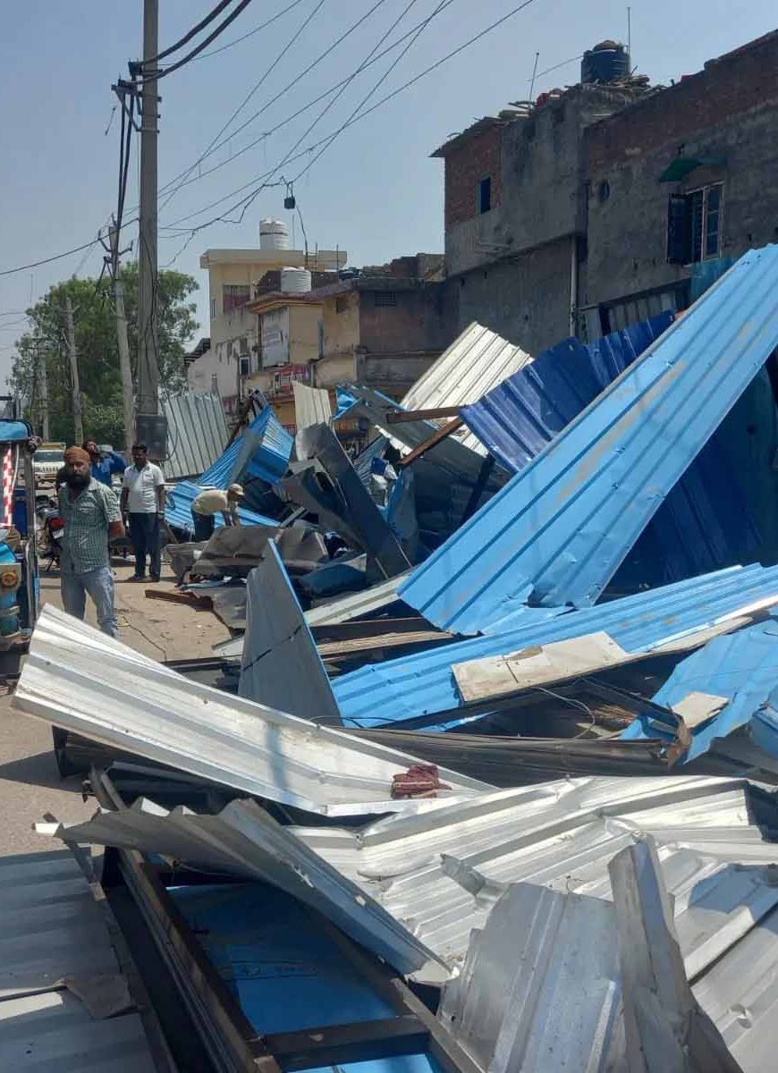 अंबाला में बड़ी कार्रवाई: सरकारी नाले पर बने 22 अवैध खोखे जेसीबी से ध्वस्त
