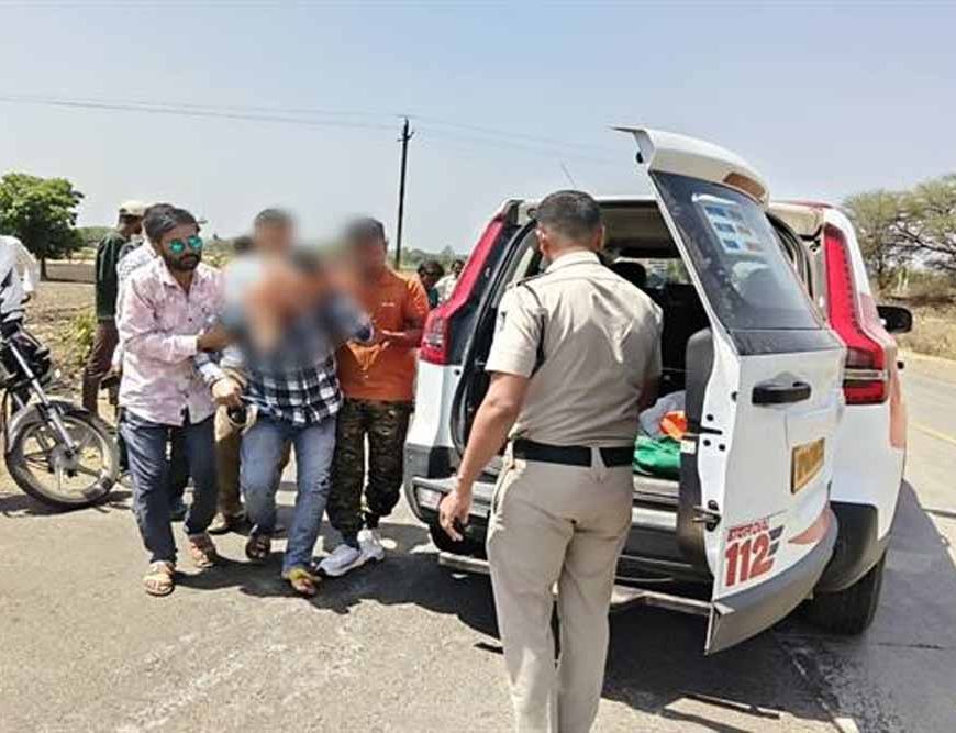 रतलाम के डायल-112 हीरोज सड़क हादसे में घायल हुए तीन लोगों को समय पर पहुँचाया अस्पताल  भोपाल   रतलाम जिले के थाना रिंगनोद क्षेत्र मेंडायल-112 जवानों की त्वरित प्रतिक्रिया और संवेदनशील कार्यवाहीसे सड़क दुर्घटना में गंभीर रूप से घायल तीन व्यक्तियों को समय पर अस्पताल पहुँचाकर उपचार दिलाया गया। समय पर मिली सहायता से घायलों को शीघ्र चिकित्सा सुविधा उपलब्ध हो सकी।  07 मई को सुबह राज्य स्तरीय पुलिस कंट्रोल रूम डायल-112 भोपाल को सूचना प्राप्त हुई कि थाना रिंगनोद क्षेत्र अंतर्गतबिनोलीफंटा रोडपर दो मोटर सा