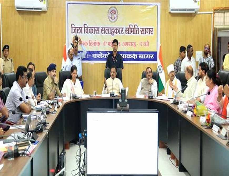 आदर्श जिला बनाने के लिए समन्वित प्रयास करें: उप मुख्यमंत्री  शुक्ल