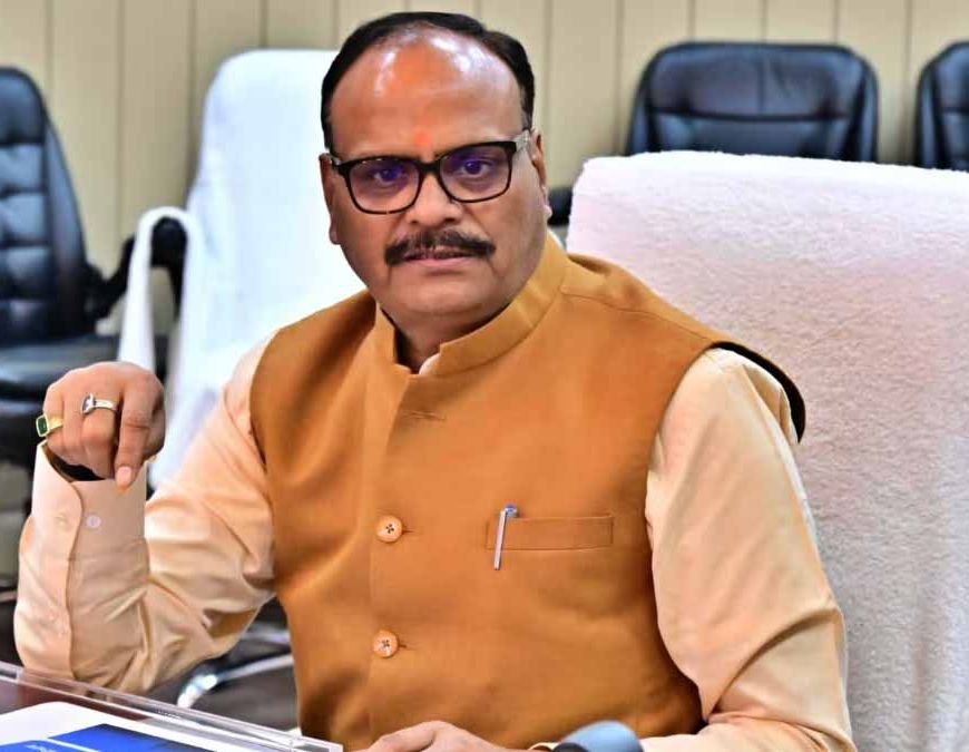 यूपी स्वास्थ्य विभाग में बड़ा एक्शन, 5 डॉक्टर बर्खास्त, 16 अधिकारियों पर गिरी गाज