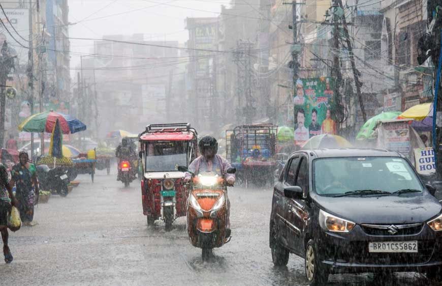 22 राज्यों में बारिश का अलर्ट, उत्तराखंड में भीषण आंधी-तूफान की चेतावनी; जानें आज का मौसम