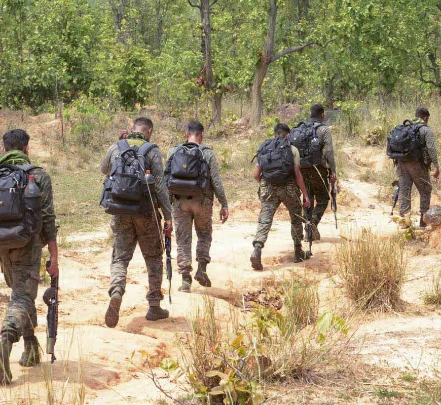 लातेहार में जेजेएमपी के दो उग्रवादी हथियारों के साथ गिरफ्तार